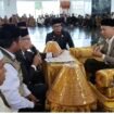 MASUK ISLAM - Seorang warga negara asing asal China secara resmi memutuskan untuk memeluk agama Islam melalui prosesi pensyahadatan yang berlangsung khidmat. Prosesi pensyahadatan di Masid Giok, Senin (5/10/2026) dipimpin langsung oleh Ketua Majelis Permusyawaratan Ulama (MPU) Nagan Raya, Tgk. Said Muntazar.
