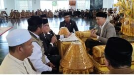 MASUK ISLAM - Seorang warga negara asing asal China secara resmi memutuskan untuk memeluk agama Islam melalui prosesi pensyahadatan yang berlangsung khidmat. Prosesi pensyahadatan di Masid Giok, Senin (5/10/2026) dipimpin langsung oleh Ketua Majelis Permusyawaratan Ulama (MPU) Nagan Raya, Tgk. Said Muntazar.

