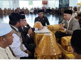 MASUK ISLAM - Seorang warga negara asing asal China secara resmi memutuskan untuk memeluk agama Islam melalui prosesi pensyahadatan yang berlangsung khidmat. Prosesi pensyahadatan di Masid Giok, Senin (5/10/2026) dipimpin langsung oleh Ketua Majelis Permusyawaratan Ulama (MPU) Nagan Raya, Tgk. Said Muntazar.
