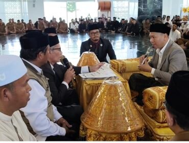 MASUK ISLAM - Seorang warga negara asing asal China secara resmi memutuskan untuk memeluk agama Islam melalui prosesi pensyahadatan yang berlangsung khidmat. Prosesi pensyahadatan di Masid Giok, Senin (5/10/2026) dipimpin langsung oleh Ketua Majelis Permusyawaratan Ulama (MPU) Nagan Raya, Tgk. Said Muntazar.
