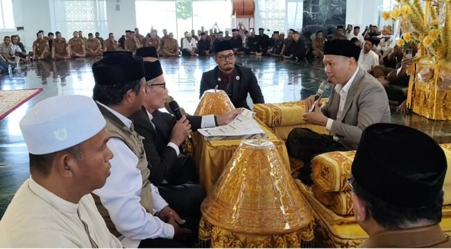 MASUK ISLAM - Seorang warga negara asing asal China secara resmi memutuskan untuk memeluk agama Islam melalui prosesi pensyahadatan yang berlangsung khidmat. Prosesi pensyahadatan di Masid Giok, Senin (5/10/2026) dipimpin langsung oleh Ketua Majelis Permusyawaratan Ulama (MPU) Nagan Raya, Tgk. Said Muntazar.
