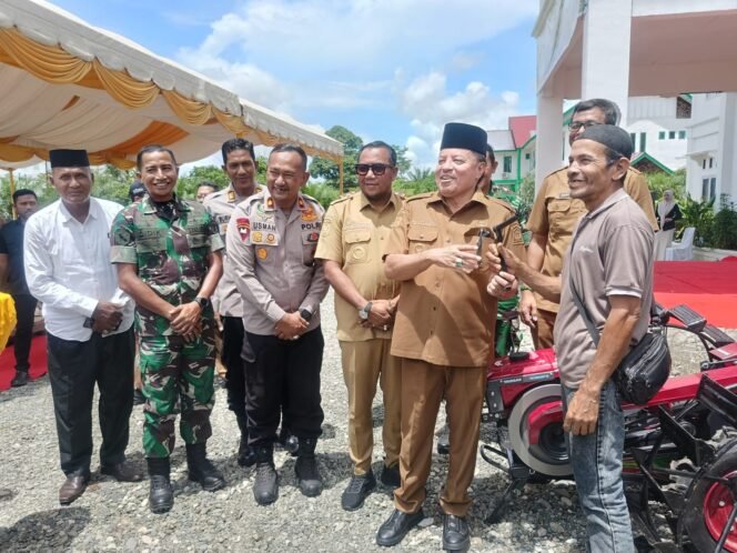 
					Bupati Nagan Raya Ingatkan Warga Beutong Ateuh Tak Mudah Terprovokasi, Alsintan Disalurkan ke Kelompok Tani