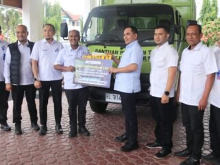 Bantuan armada tersebut diserahkan Sekretaris Perusahaan PT PIM Syahrul Kamal kepada Wali Kota Lhokseumawe Dr. Sayuti Abubakar, SH.,MH di Kantor Wali Kota Lhokseumawe, Rabu (7/10) siang. ARMIADI/RAKYAT ACEH