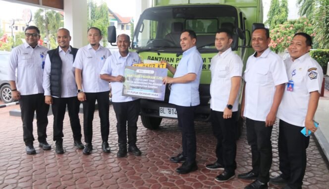 
					Bantuan armada tersebut diserahkan Sekretaris Perusahaan PT PIM Syahrul Kamal kepada Wali Kota Lhokseumawe Dr. Sayuti Abubakar, SH.,MH di Kantor Wali Kota Lhokseumawe, Rabu (7/10) siang. ARMIADI/RAKYAT ACEH